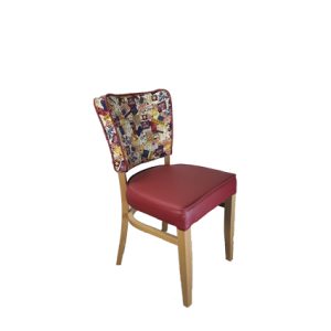 Silla de madera maciza con asiento y respaldo tapizado color rojo y estamado | sillas hostelería | mobiliario para cafetería | taburetes altos para hostelería | lámparas para restaurantes
