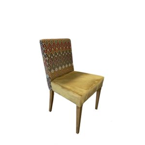 Silla de madera maciza con Asiento y respaldo tapizado en textil color Mostaza | mesas hostelería | sillones de hierro | comprar mesas para restaurante | decoración de interiores restaurante