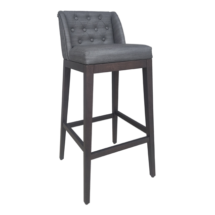Taburetes de hostelería para interiores | Taburete de madera | Taburete hostelería alto de madera maciza | Taburete de madera con carcasa tapizada en textil con detalle capitone en el respaldo color Gris | Muebles de hostelería | Taburetes hostelería | Taburetes de madera