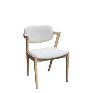 Silla de madera, asiento y respaldo tapizado en textil color crudo | mobiliario hostelería | silla de madera para interior | Moinde | Muebles para restaurante