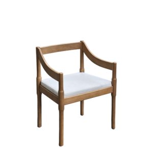 Sillon de madera con Asiento tapizado en textil con detalle de platabanda color Blanco| sillas hostelería | sillas para hostelería | sillas tapizadas para interior