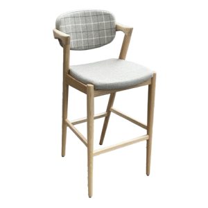 Taburete alto de madera, Asiento y respaldo tapizado en textil color Gris | taburete para restaurante | mobiliario hostelería | Moinde | Taburetes para interior